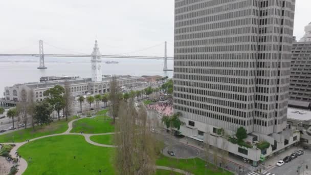 Volk mensen met gele blauwe Oekraïense vlaggen en STOP WAR borden, San Francisco — Stockvideo