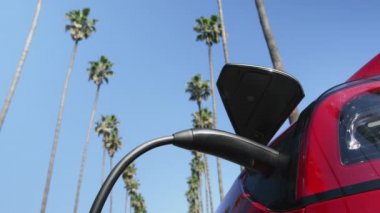 Kadınların el fişi çekme kablosu arka planda elektrikli araçta