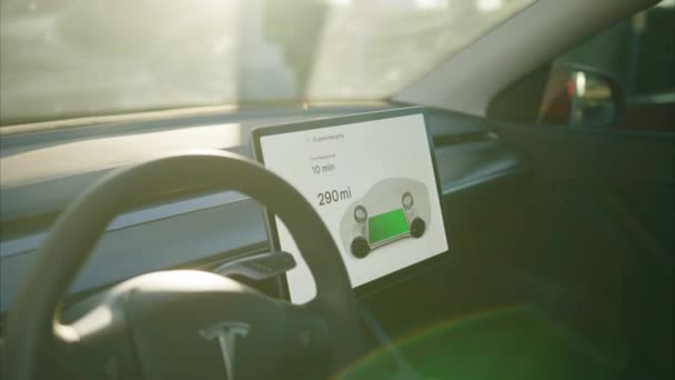Pantalla del salpicadero del coche eléctrico, indicador de batería que muestra la batería en aumento — Vídeos de Stock