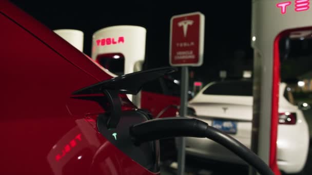 Coche eléctrico de cámara lenta que carga la muñeca disparada en la cámara RED, sobrecarga Tesla — Vídeos de Stock