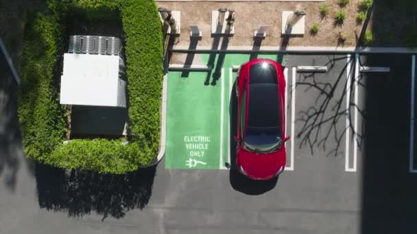 Aerea di veicoli elettrici ricarica, EV eco-friendly potenze elettriche — Video Stock