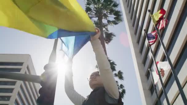 Menschen mit gelb-blauen ukrainischen Fahnen protestieren gegen den Krieg in der Ukraine — Stockvideo