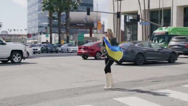 Menschen mit gelb-blauen ukrainischen Fahnen protestieren gegen den Krieg in der Ukraine — Stockvideo