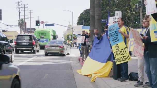 Pessoas com bandeiras ucranianas azuis amarelas protestando contra a guerra na Ucrânia — Vídeo de Stock