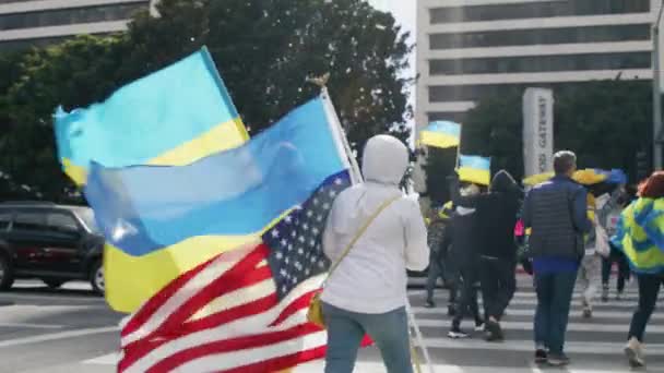 Άνθρωποι με κίτρινες μπλε ουκρανικές σημαίες διαμαρτύρονται κατά του πολέμου στην Ουκρανία — Αρχείο Βίντεο