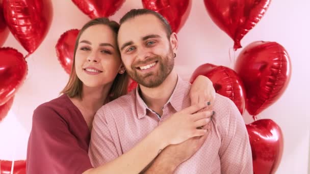 Fotografía en cámara lenta de una joven muy sonriente abrazando a su guapo hombre — Vídeos de Stock