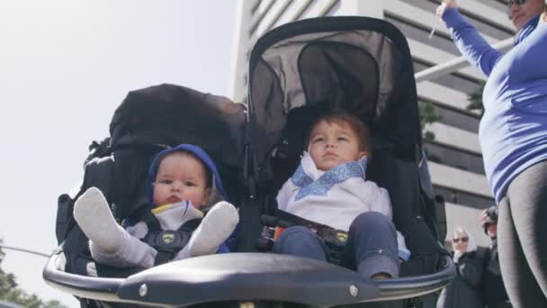 Close-up shot van twee kleine kinderen op vlag van USA ouders met PROTECT UKRAINE — Stockvideo