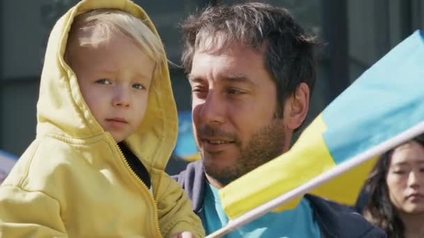 전쟁에 반대하는 아버지와 함께 우크라 이나의 슬픈 소년, 작은 어린이 우크라이나 국기 — 비디오