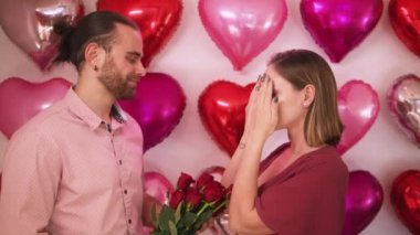 Sevgi dolu genç adam koca şaşırtıcı mutlu genç kadın, doğum günü partisi