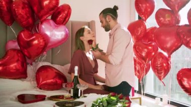 Genç bir kadın erkek arkadaşına şefkatle bakıyor, samimi bir an, seksi bir çift öpüşüyor.