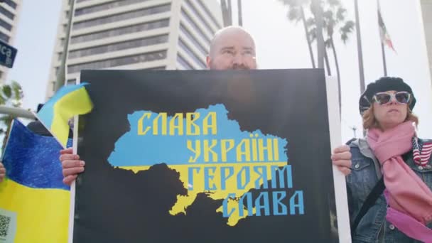 Антивоенный протест или митинг против вторжения России в Украину, знаки СТОП ВОЙНА — стоковое видео