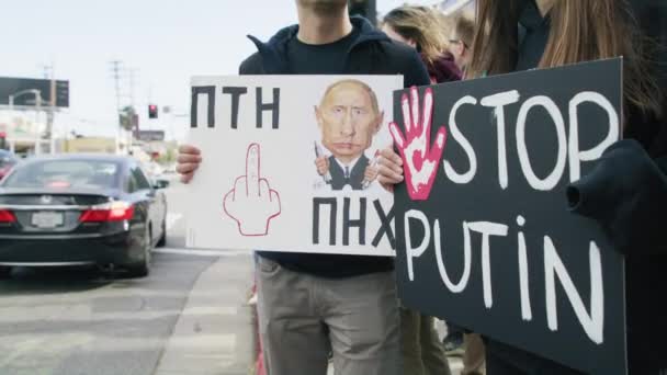 Антивоенный протест или митинг против вторжения России в Украину, знаки СТОП ВОЙНА — стоковое видео