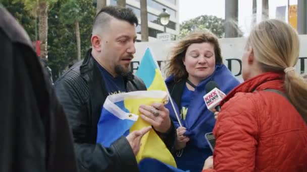 Protesto anti-guerra ou comício contra a invasão russa da Ucrânia, sinais STOP WAR — Vídeo de Stock
