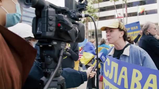 戦争に抗議する積極的なウクライナ人女性、地元のテレビでインタビュー — ストック動画