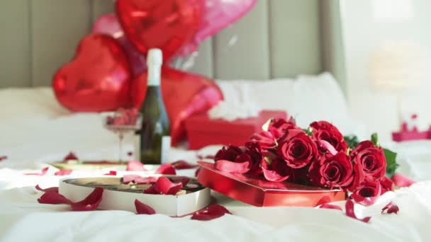 Романтичний сніданок на ліжку, романтичний сюрприз, 6K повільний рух знятий на камеру RED — стокове відео