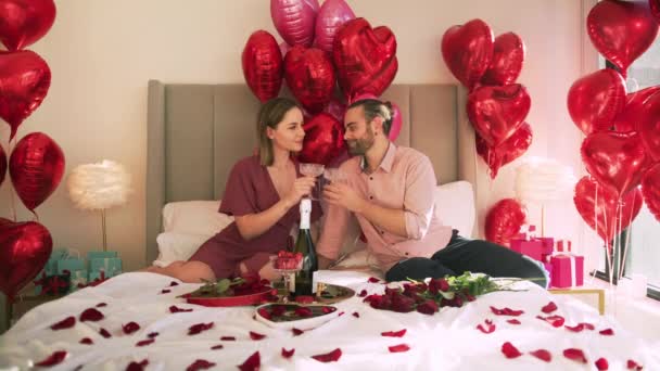 Câmera vermelho câmera lenta tiro de jovens feliz casado europeu casal beijando — Vídeo de Stock