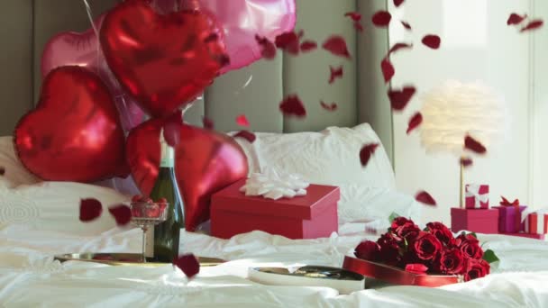 Super zpomalený pohyb padajících okvětních lístků červené růže na bílé posteli v elegantním hotelovém pokoji — Stock video
