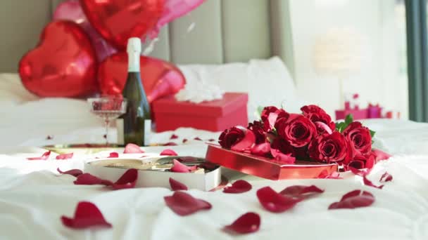 Bellissimo letto pieno di petali di rosa, festeggiando San Valentino, fidanzamento, 6K — Video Stock