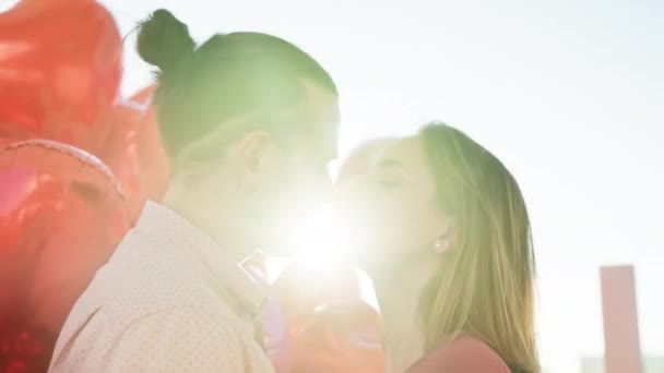 Αγαπημένο ζευγάρι γιορτάζει μήνα του μέλιτος, άνδρας και γυναίκα με μπαλόνια σε σχήμα καρδιάς 6K — Αρχείο Βίντεο