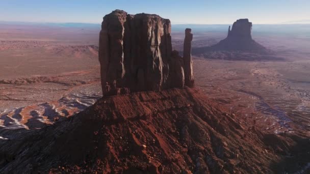 美国犹他州纳瓦霍地区红色纪念碑山谷岩层附近飞行的无人机 — 图库视频影像