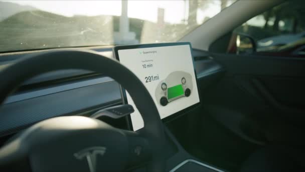 Indikator baterai mobil listrik menunjukkan peningkatan muatan baterai, kamera RED — Stok Video