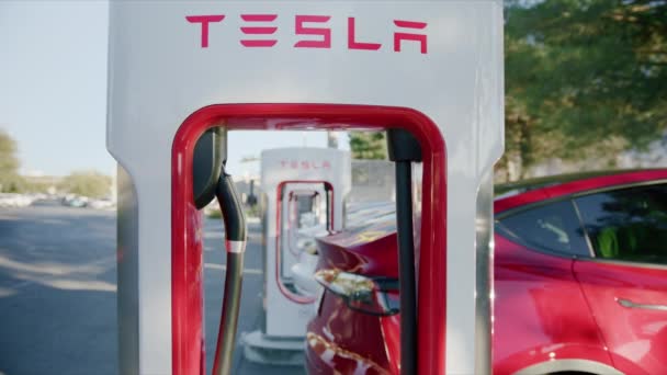 Автомобілі Luxury EV заряджають батарею, автономні електромобілі Red SUV Tesla — стокове відео