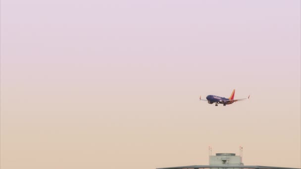 到达或离开机场的飞机侧视图 — 图库视频影像