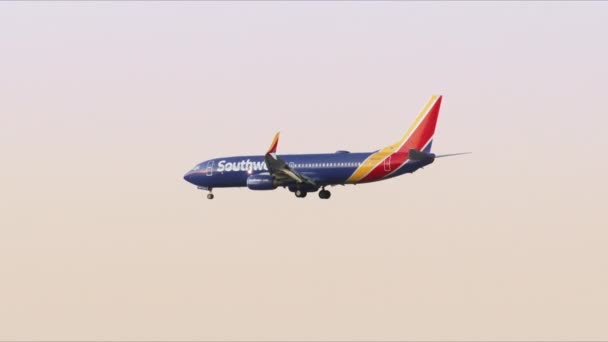 Úžasná scéna přeletu letadla — Stock video