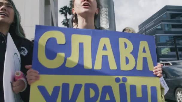 Злая женщина кричит, кричит громко протестуя против войны на Украине 6К — стоковое видео