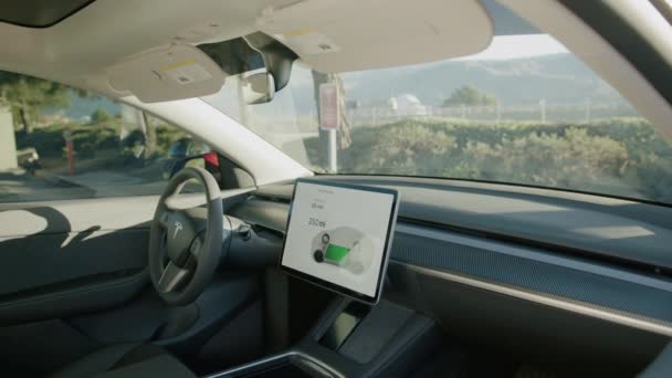 Lambat gerak dolly shot zoom in focused on electric car dashboard tablet screen — Stok Video