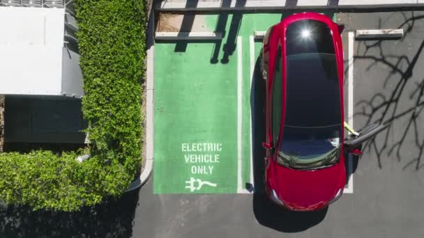 Zoom para fora da vista aérea da mulher de negócios saindo veículo SUV inovador vermelho — Vídeo de Stock