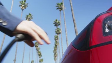 Yavaş çekim yenilikçi elektrik taşımacılığı, insanların el fişi şarj kablosu 