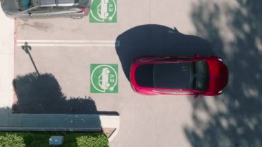 Mavi güneş panellerinde jenerik elektrikli araba, yeşil enerji, sıfır emisyon