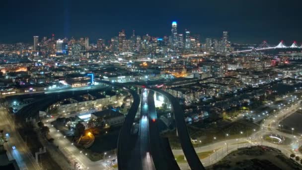 Escénica vista nocturna de la ciudad en el centro de San Francisco con autopista cinematográfica, aérea — Vídeos de Stock