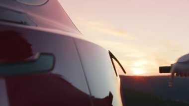 Dolly Red kamera pembe günbatımı arka plan sıfır emisyon modern elektrikli araba