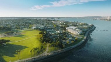 Coronado adası üzerinde golf sahası ve deniz manzaralı oteller.
