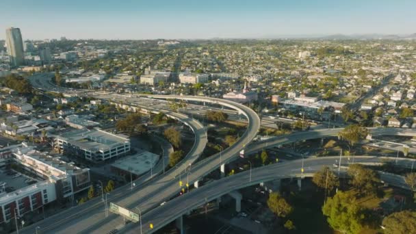 Scenisk antenn av bilar som kör på motorvägen, Modern stadsbild på sommaren, San Diego — Stockvideo