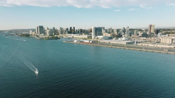 Kino San Diego v slunečný letní den s rybářskými čluny v modré vodě zálivu — Stock video