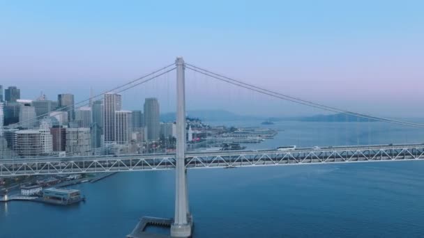 Majestic oppheng Bay Bridge tidlig på morgenen med utsikt over San Francisco-bukta, 4K – stockvideo