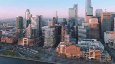 Yüksek gökdelenleri olan modern San Francisco merkezinin güzel hava manzarası