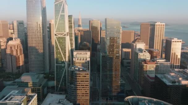 Edificio de distrito de negocios con espejo de pared con cielo azul, San Francisco USA 4K — Vídeos de Stock