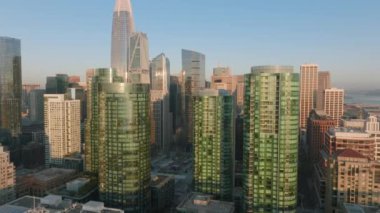 San Francisco cam gökdelenleri modern binalara yakın, 4K ABD