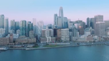 Embarcadero ve Finans Bölgesi gökdelenlerinin hava manzarası, San Francisco