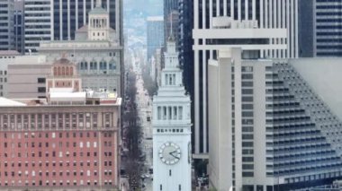 4K Havacılık San Francisco şehir merkezi. Ferry Terminali 'nin beyaz kulesiyle yakın plan.
