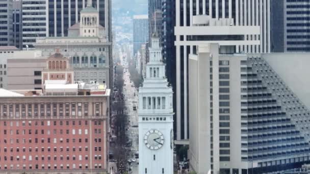 4K Aerial San Francisco miasto zbliżenie z białą wieżą Ferry Terminal USA — Wideo stockowe