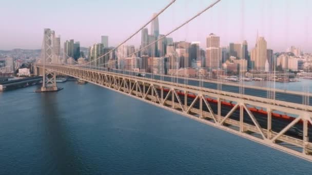 Dron lotniczy San Francisco City Skyline i Bay Bridge w delikatnym złotym wschodzie słońca — Wideo stockowe
