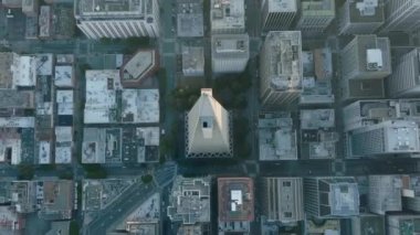 San Francisco şehir merkezindeki hava manzaralı şehir binaları ve gökdelenler.