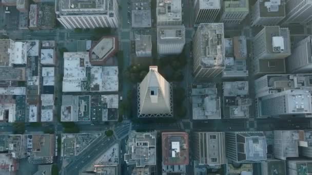 Здания и небоскребы с видом на город с воздуха в центре Сан-Франциско, Калифорния — стоковое видео