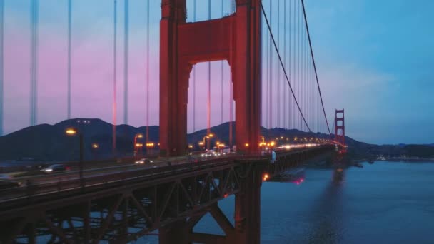 Αεροφωτογραφία της υπέροχης γέφυρας Golden Gate με νυχτερινή κίνηση, 4K ΗΠΑ — Αρχείο Βίντεο