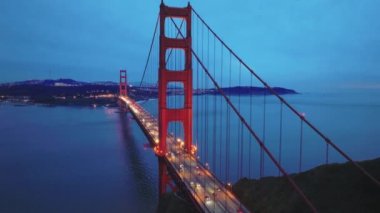 Bulutlu bir günde gün batımında San Francisco dönüm noktası, hava manzaralı Golden Gate Köprüsü 